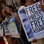 Assange aplaza su anuncio ante inminente reunión con autoridades británicas