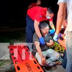 Motociclista y acompañante lesionados tras chocar contra objeto fijo en Batahola Nicaragua, Managua, accidente de tránsito, lesionados,