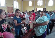 Iglesia católica entrega juguetes a niños y niñas de Río Blanco