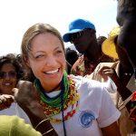 Angelina Jolie apoya a niñas refugiadas en Kenia por violencia sexual