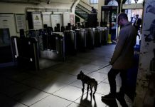 Un policía apuñalado y su atacante tiroteado ante el Parlamento británico
