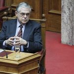 Ex primer ministro Papadimos continúa hospitalizado en Atenas