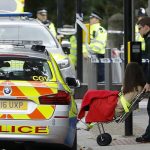 Policía antiterrorista investiga atropello que causó varios heridos en Londres