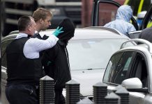 Hombre armado con cuchillos es detenido cerca de Parlamento británico