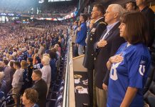 Pence abandona partido de la NFL por protesta de jugadores