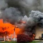 Mujer prende fuego su casa y se sienta en el jardín a contemplar la escena estados unidos, mujer, llamas, casa, jardín