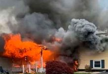 Mujer prende fuego su casa y se sienta en el jardín a contemplar la escena estados unidos, mujer, llamas, casa, jardín