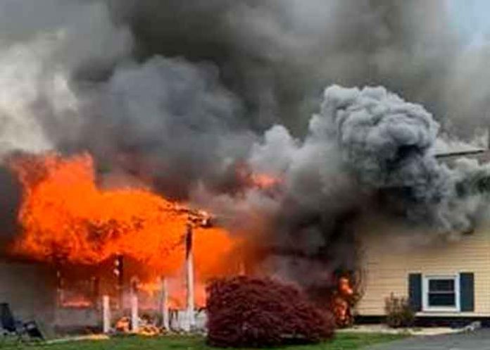 estados unidos, mujer, llamas, casa, jardín