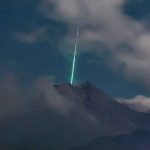 indonesia, caida, meteoro, volcan activo, indonesia,