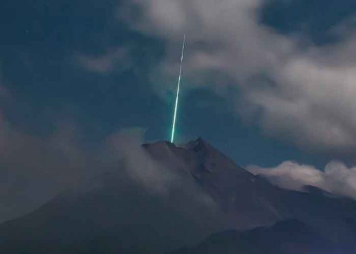 indonesia, caida, meteoro, volcan activo, indonesia,
