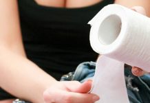 Buscan a mujer que defeca frente a las casas y huye