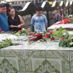 Familias visitan camposantos de Nueva Guinea