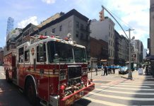 Patrulleros ayudan a mujer a dar a luz en su auto en NY