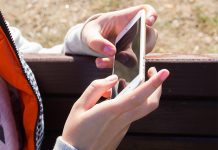 Tren mata a niña mientras miraba su celular en Florida, EE.UU.