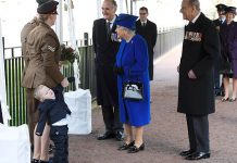 Niño inglés hace berrinche ante la reina Isabel II