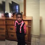 Muere un niño olvidado 11 horas en vehículo escolar en Orlando