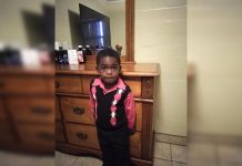 Muere un niño olvidado 11 horas en vehículo escolar en Orlando