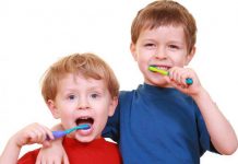 Padres obligan a niños a lavarse los dientes con heces de gatos