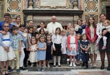 El papa anima a niños afectados por seísmos en Italia
