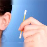 Los cinco errores más comunes al limpiar las orejas y sus peligros