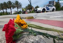 «Carro homenaje» a víctimas de matanza de Orlando se convierte en atracción