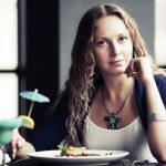 ¿Sabías que comer solo puede ser perjudicial para la salud?