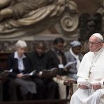 Papa critica hipocresía de negar masacres de niños y mujeres en la guerra