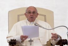 Papa pide «civilizar el mercado» para que esté al servicio del hombre