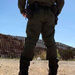 EEUU: Hallan a 3 migrantes ocultos en un auto en Arizona