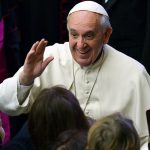 El papa visita por sorpresa un centro para ciegos en Roma