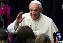 El papa visita por sorpresa un centro para ciegos en Roma