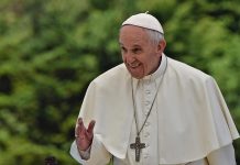 El papa defiende que los pobres recuperen la palabra para que tengan dignidad