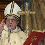 Papa pide revisar la Biblia tanto como el celular