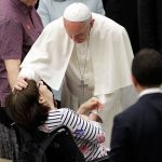 El papa recibe a enfermos de Huntington y sus familiares