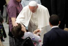 El papa recibe a enfermos de Huntington y sus familiares