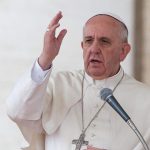 Papa Francisco llama a familiares de joven asesinada en Argentina