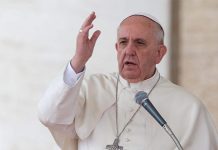Papa Francisco llama a familiares de joven asesinada en Argentina