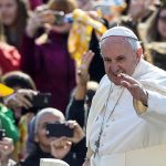 Francisco abre una lavandería para indigentes cerca del Vaticano