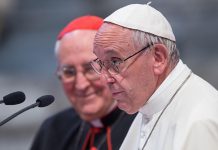 Papa critica a los padres que «compiten» con sus hijos en parecer jóvenes
