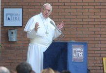 Papa pide a universitarios dialogar sin computador y con el corazón