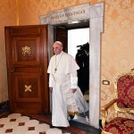 El papa critica el uso del teléfono al volante