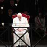 Francisco reza en el Coliseo por la sangre vertida por inocentes