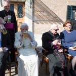 Benedicto XVI celebra su 90 cumpleaños con cerveza