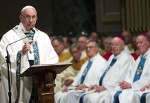 Papa recomienda a sacerdotes recurrir a exorcistas