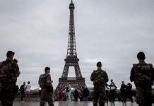Encarcelan por terrorismo a hombre que atacó a un militar en París