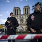 Policía herido en Notre Dame sale del hospital