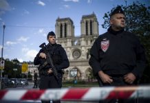 Policía herido en Notre Dame sale del hospital