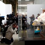 Tras encerrarse en una piedra, artista incuba huevos en París