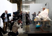 Tras encerrarse en una piedra, artista incuba huevos en París