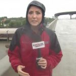 VIDEOS: Reportera salva a un hombre mientras cubría el ciclón Harvey